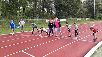 OBS De Octopus - Leerlingen aan het sporten atlethiekbaan - 02 - 400x225 OBS De Octopus - Leerlingen aan het sporten atlethiekbaan