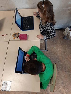 OBS De Octopus - Leerlingen aan het werk met laptop, een onder deel van het onderwijs
