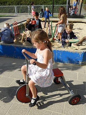 OBS De Octopus - Leerlingen buiten spelen - 03 - 300x400 OBS De Octopus - Leerlingen buiten spelen