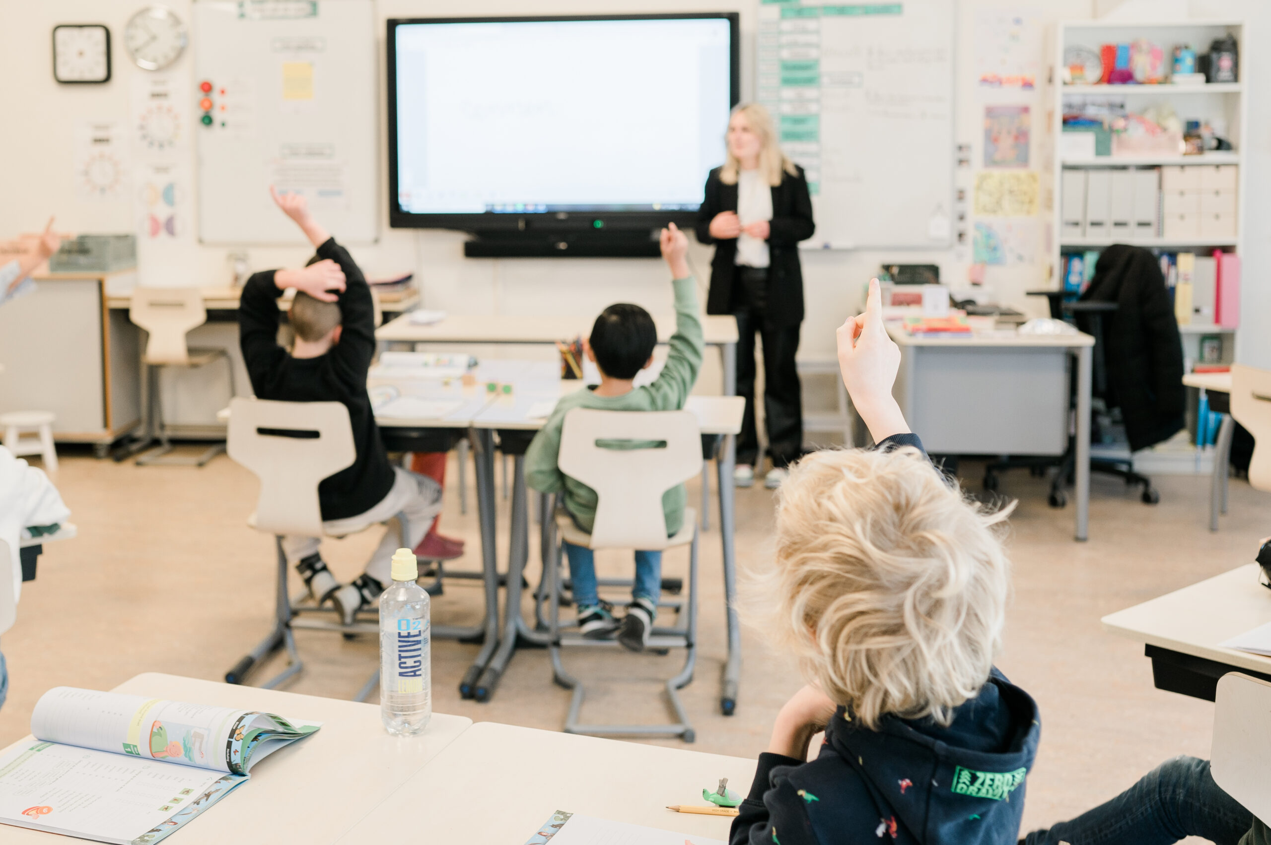 MemoriesbyChantal-De Octopus-in beeld 2022-116 OBS De Octopus - Leerlingen aan het werk met laptop, een onder deel van het onderwijs