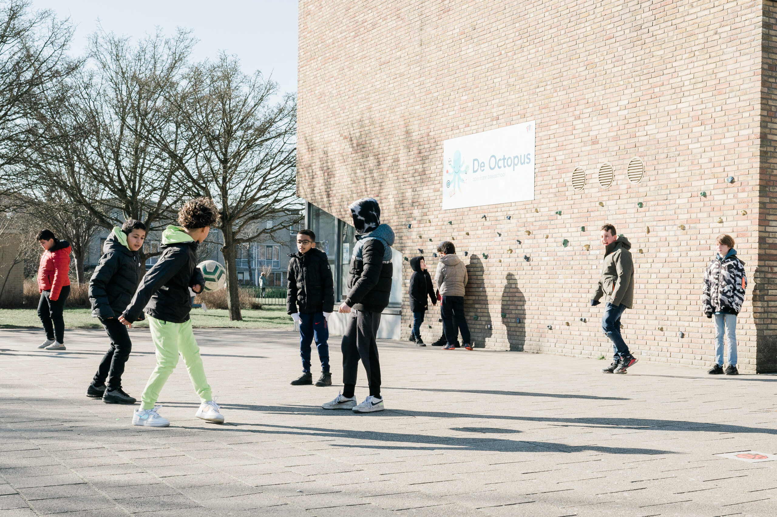 MemoriesbyChantal-De Octopus-in beeld 2022-192 OBS De Octopus - Leerlingen aan het sporten atlethiekbaan